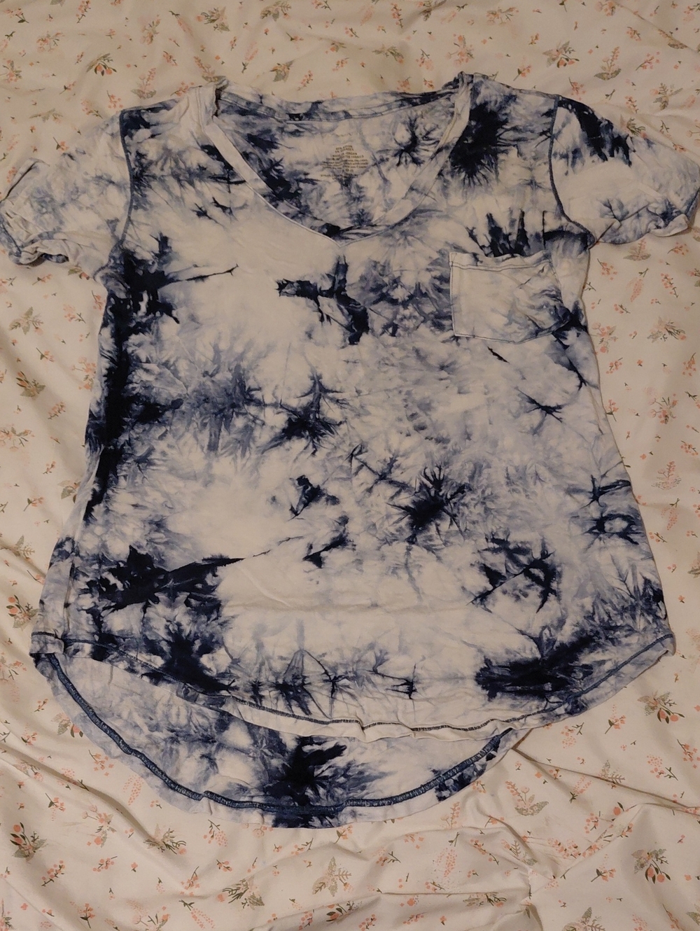Women’s Short Sleeve Tie-Dye V-Neck Pocket Tee - Navy/White